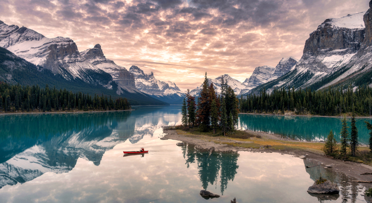 Kanada Jasper Nationalpark Maligne See Kanu Foto iStock Mumemories